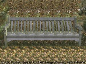 Кто спрятался под скамейкой 